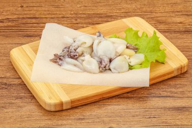 Çiğ deniz ürünleri, güvertede pişirmek için mürekkep balığı.