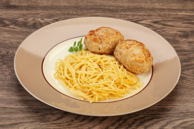 Peynirli spagetti ve ev yapımı tavuk pirzolası.