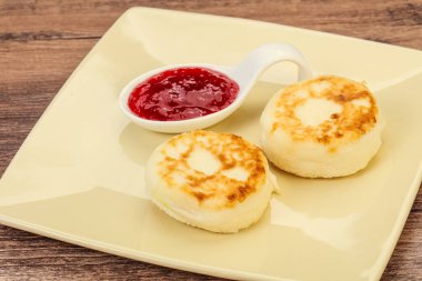 Kahvaltıda çilek reçelli süzme peynirli krep.