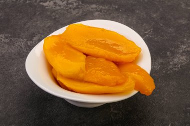 Şuruplu tatlı mango dilimleri.