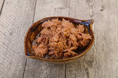 Salata için konserve ton balığı filetosu.