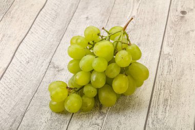 Tatlı ve lezzetli olgun yeşil üzüm 