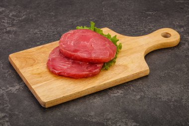 Izgara için çiğ ton balığı bifteği.