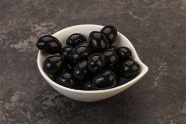 Kasede marine edilmiş siyah zeytin.