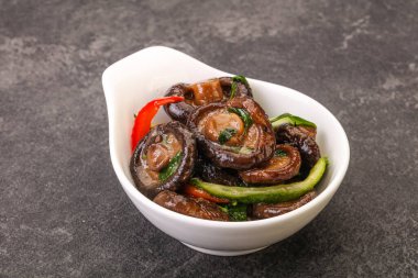 Baharatlı ve otlu terbiye edilmiş Shiitake mantarı.