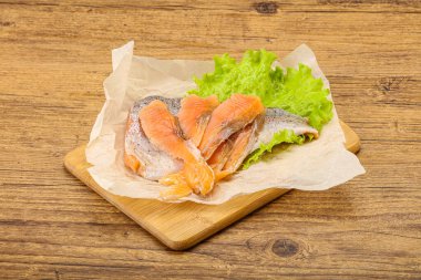 Dilimlenmiş doğal alabalık filetosu.