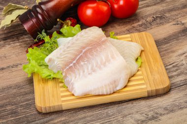 Pişirmek için çiğ pangasius fileto balığı.