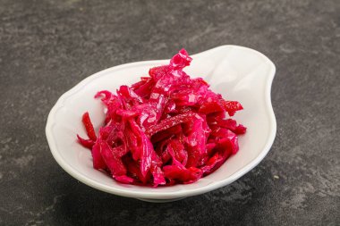 Kasede pancar kökü olan marine edilmiş kırmızı lahana.