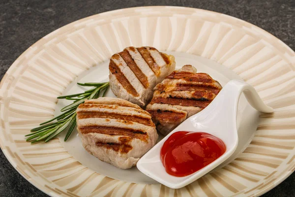 Gegrilde Varkensvlees Medaillon Met Tomatensaus Geserveerd Rozemarijn — Stockfoto