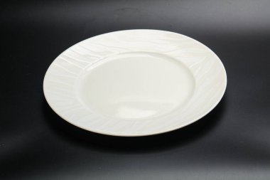 İzole edilmiş servis için beyaz boş tabak