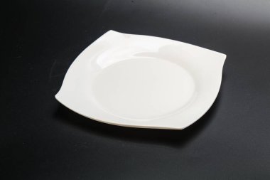 İzole edilmiş servis için beyaz boş tabak