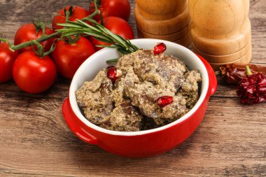 Krema soslu tavuk ciğeri biberiye servis edildi.