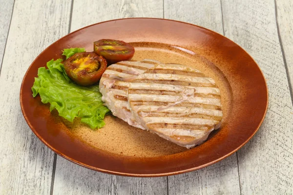 Thunfischsteak Vom Grill Mit Kumato Und Salat — Stockfoto