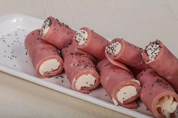 Rotolo Ripieno Con Prosciutto Formaggio — Foto Stock