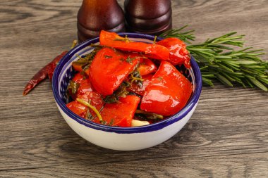 Baharatlı marine edilmiş kırmızı dolma biber.