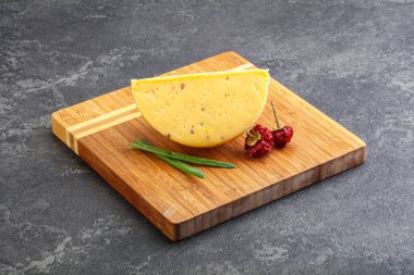 Cevizli sert peynir tuğlası.