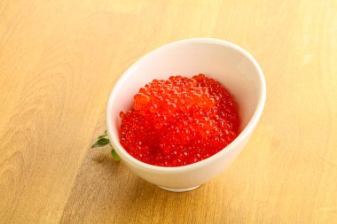 Rus kırmızı havyarı kasede.