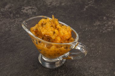 Salatalık ve hardal tohumlu sos.