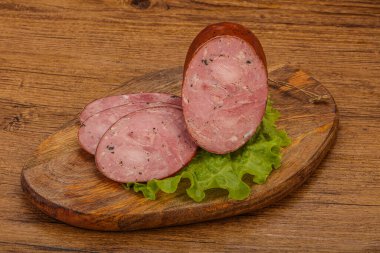 Baharatlı ve otlu füme jambon.