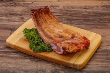 Baharatlı ve otlu domuz pirzolası.