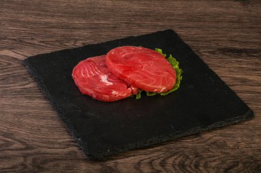 Izgara için çiğ ton balığı bifteği.