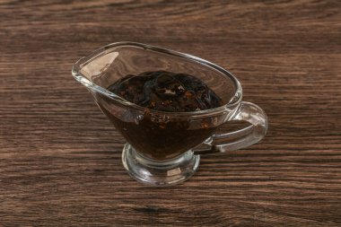 Kasede acı biber sosu var.