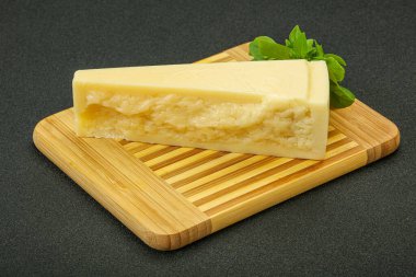 Sert parmesan peynirli fesleğen.
