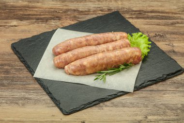 Biberiyeli ızgara için çiğ domuz eti sosisi.