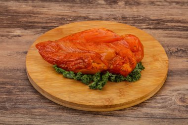 Baharatlı ve otlu füme tavuk göğsü.