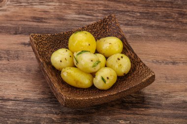 Kasede taze haşlanmış patates soğan servis edildi.