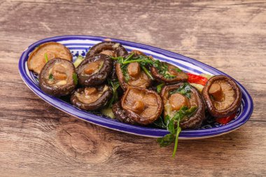 Baharatlı ve otlu terbiye edilmiş Shiitake mantarı.