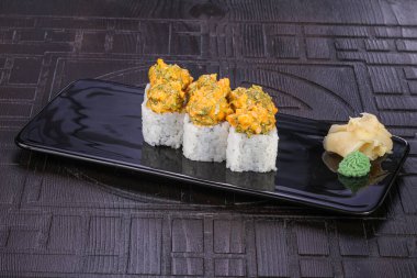 Balık ve soslu Japon baharatlı böreği.