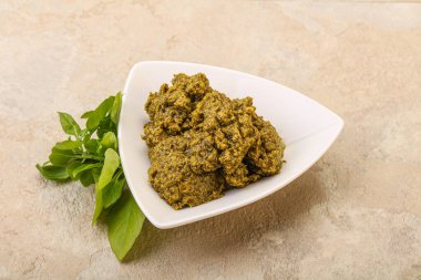 Fesleğen ve sedir fıstıklı yeşil sos sosu.