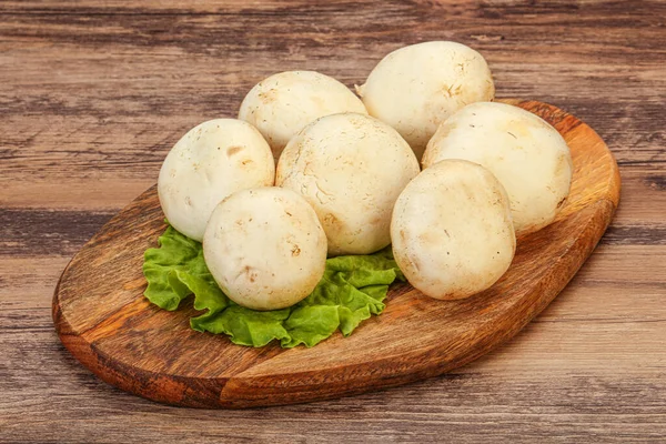 Champiñones Crudos Sobre Tablero Listos Para Cocinar —  Fotos de Stock