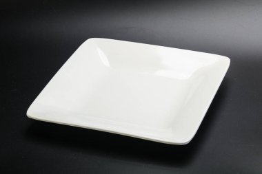 İzole edilmiş servis için beyaz boş tabak