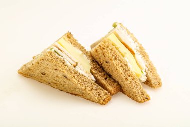 Tavuk göğsü ve peynirli kulüp sandviçi.