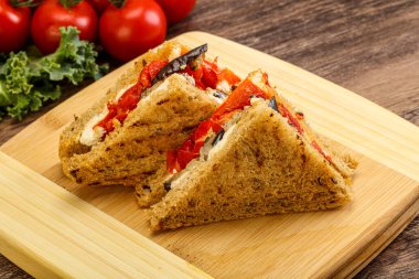 Patlıcanlı ve peynirli vejetaryen sandviçi.