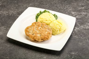 Kıymalı tavuk pirzolası ve patates püresi.