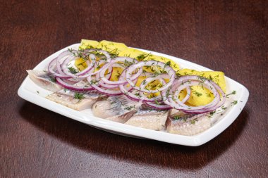 Patatesli ringa balığı, kırmızı soğan.