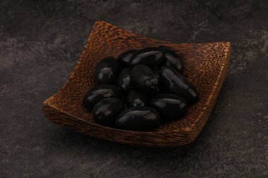 Kavanozda salamura siyah zeytin