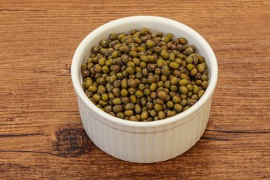 Vejetaryen mutfağı. Pişirmek için kuru yeşil mercimek.