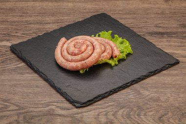 Izgara için çiğ domuz sosisi halkası.