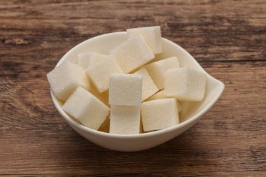 Rafine edilmiş beyaz granüllü şeker yavruları kasede.