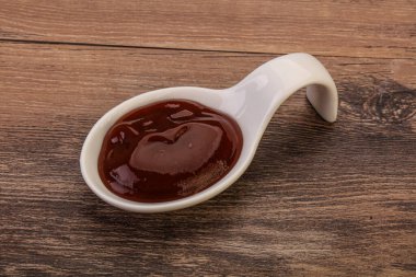 Geleneksel domates barbekü sosu kasede