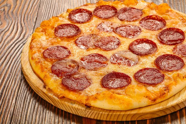 Итальянская Традиционная Кухня Pepperoni Колбасные Пиццы — стоковое фото