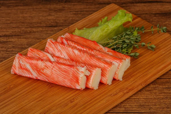 Krabbenstangen Servierten Salatblätter Über Bord — Stockfoto