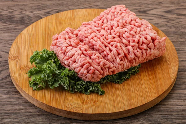 生の豚肉のミンチ肉をスパイスで調理 — ストック写真