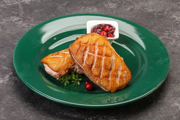 鴨胸肉のローストベリーソース — ストック写真