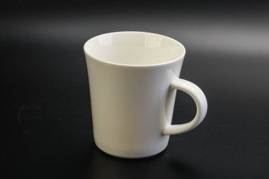 Çay içmek için beyaz, boş bardak.