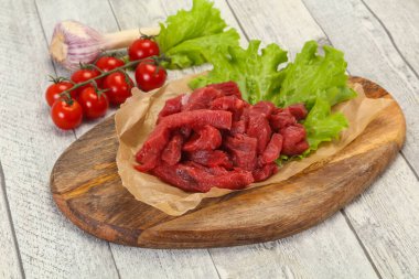 Çiğ et dilimlenmiş, pişirmeye hazır.